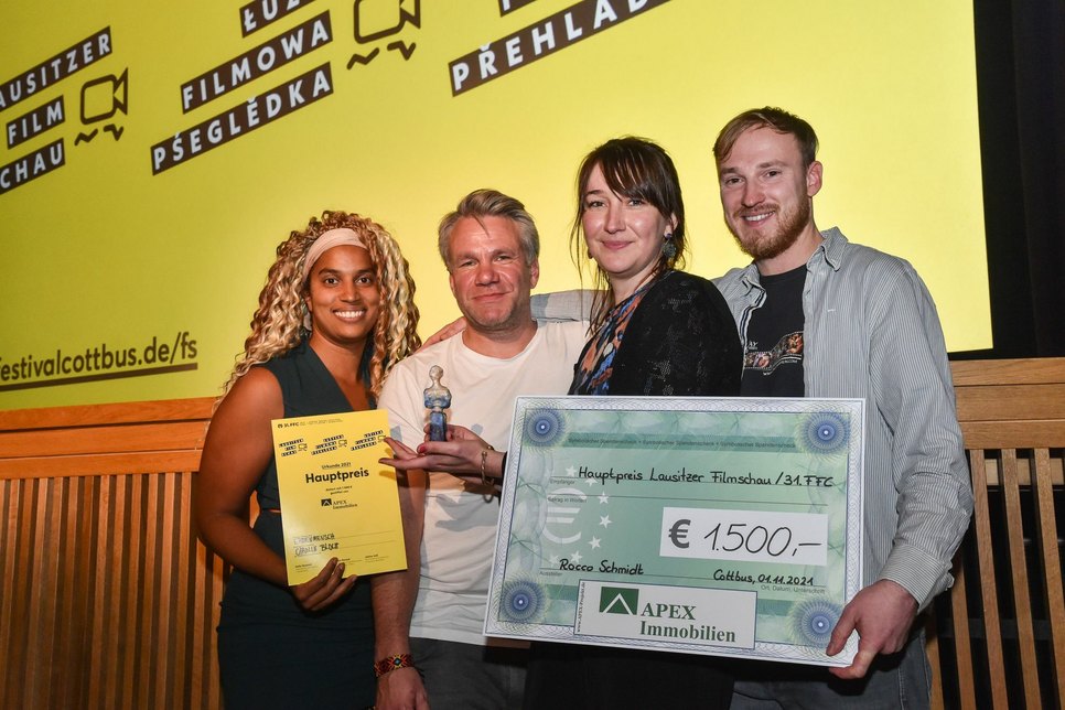 Der Kurzfilm „Erdenmensch“ von Regisseurin Carolin Bloch (2.v.r.) aus Cottbus gewann den mit 1.500 Euro dotierten Hauptpreis der 19. Lausitzer Filmschau. Foto: Goethe