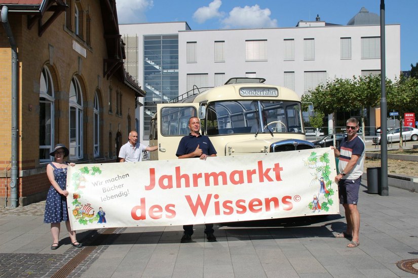 Jens Andörfer (Mitte) mit Sophia Liebich und Mario Senf vor dem Oldtimer des "Jahrmarkts des Wissens". Foto: Mariam Wehner