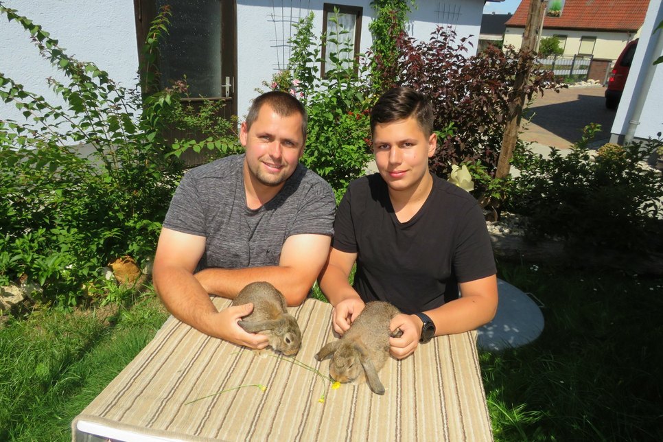 Der Vereinsvorsitzende Marcel Domaschke und sein Sohn Fabian teilen sich die gemeinsame Faszination der Kaninchenzucht. Foto: Silke Richter