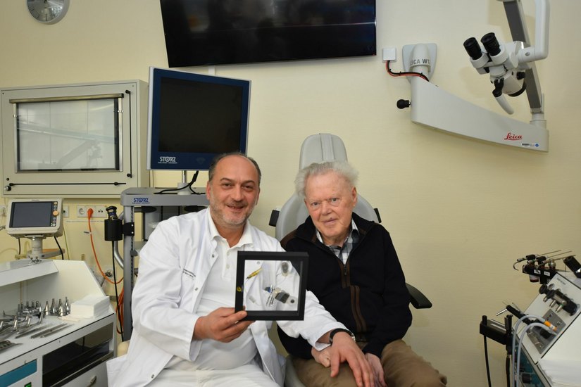 Operateur Nikoloz Lasurashvili zeigt seinem Patienten Jürgen Schmidt das implantierte Hörsystem, das komplett unter der Haut verborgen ist. Foto: Uniklinikum
