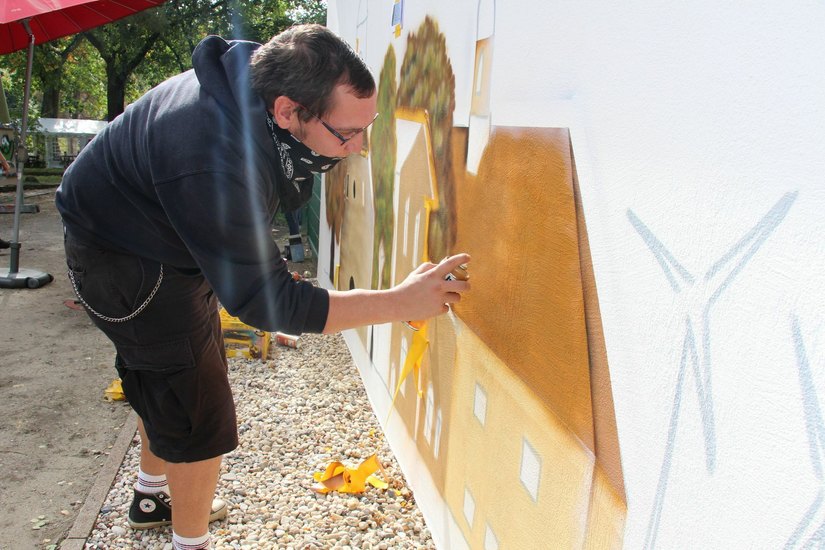 Martin Bittner legt am Graffiti selbst Hand an. Er hatte zuvor das Logo enworfen. Foto: sts