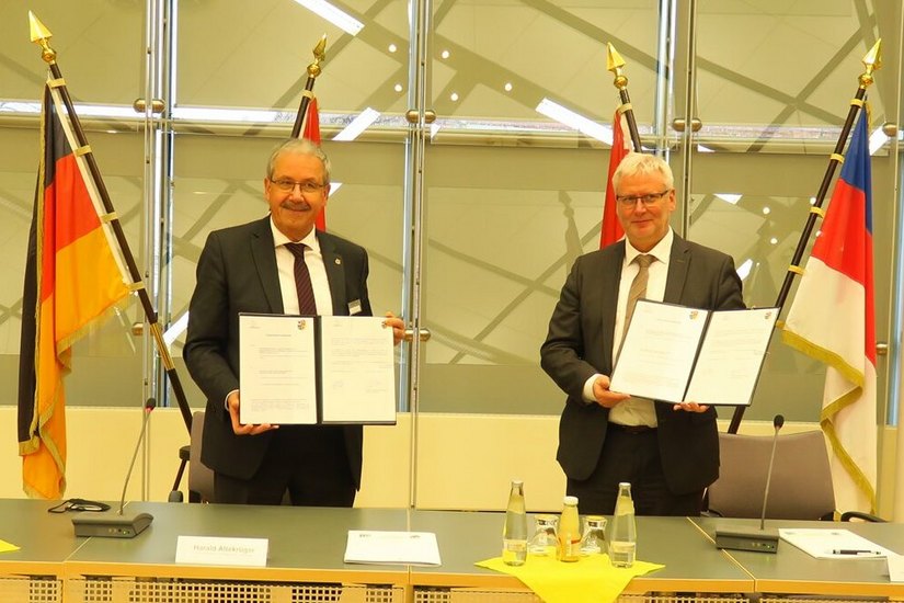 Landrat Harald Altekrüger und Uwe Mader, Leiter des Staatlichen Schulamtes Cottbus (v.l.) nach der Unterzeichnung der Vereinbarung.