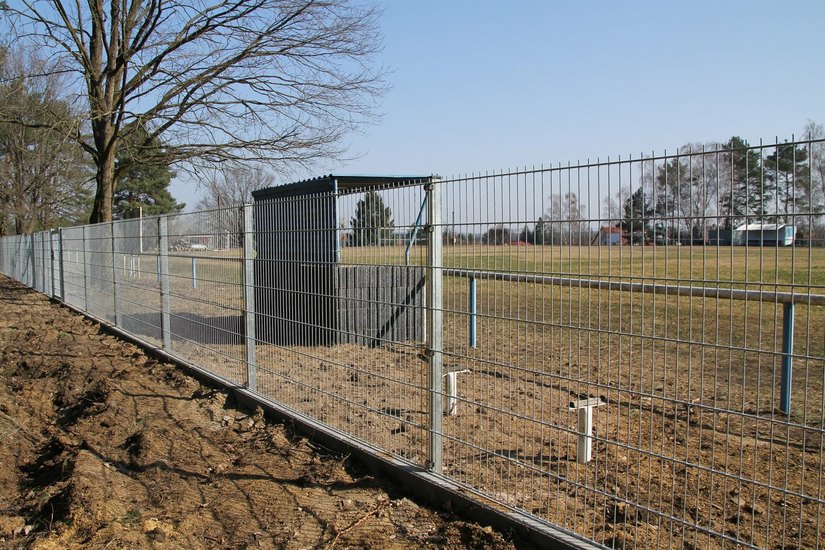 Der neuer Zaun mit »Unterwühlschutz« am Sportplatz Großkoschen ist insgesamt 257 Meter lang.