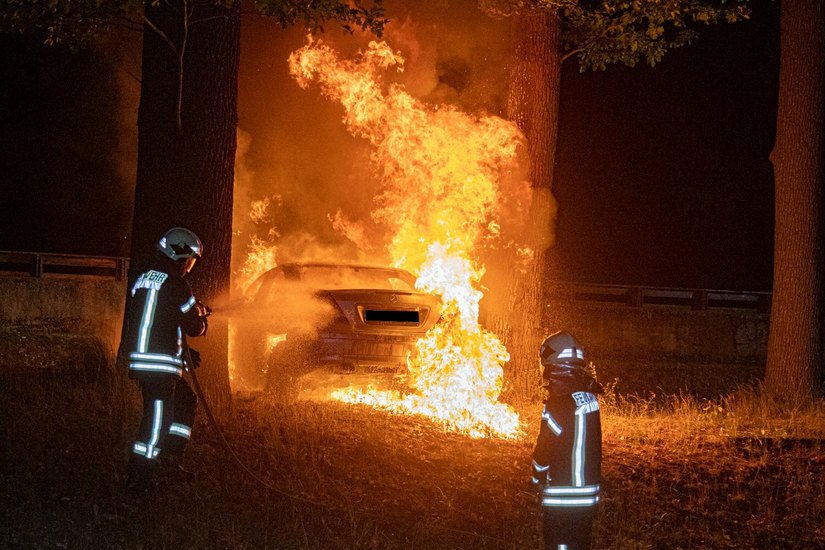 Der Mercedes stand licherloh in Flammen.