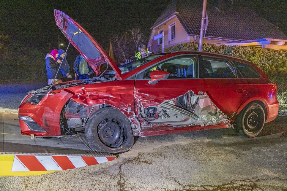 Der 35-Jährige eines dunklen Audi A6 war auf der Dippoldiswalder Straße auf die Gegenfahrbahn geraten und seitlich frontal mit einem rötlichen Seat zusammengestoßen.