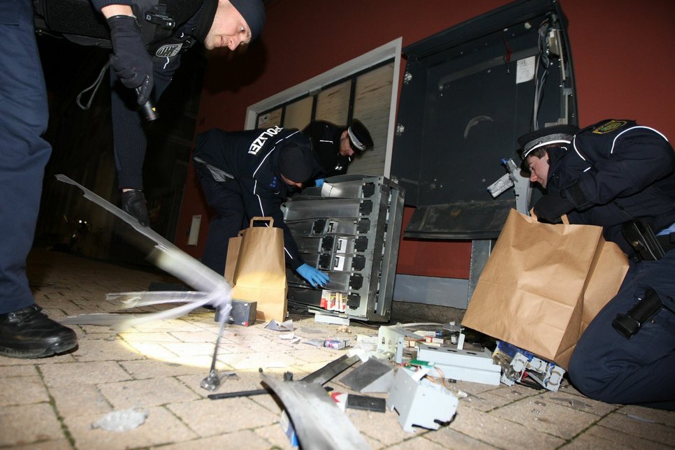 Die Polizei beseitigt die Überreste des Zigarettenautomaten. Foto: D. Förster