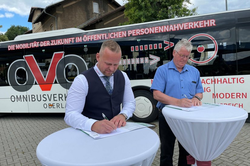 Knut Gräbedünkel (links), Geschäftsführer der moVeas GmbH und Landrat Bernd Lange bei der Vertragsunterzeichnung am 6. Juli.