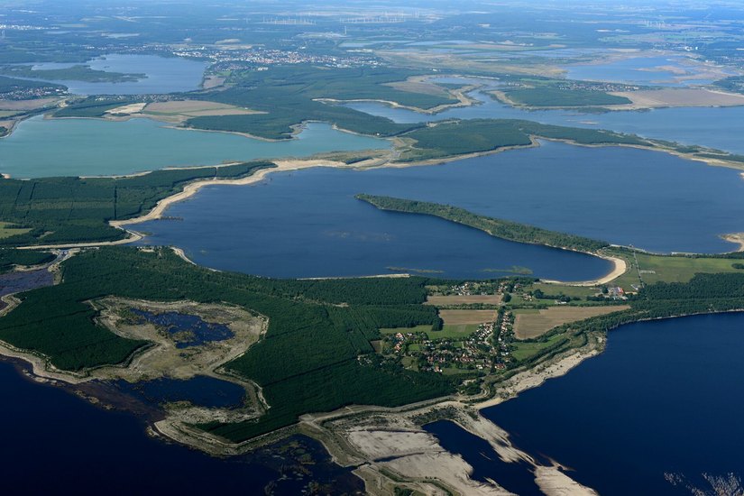 Das neu geschaffene Lausitzer Seenland aus der Luft betrachtet.