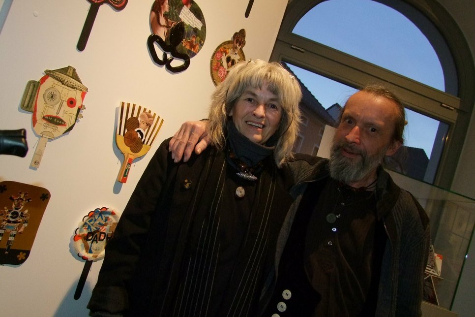 Petra Lorenz und Volker Lenkeit vor einer Collagen-Wand.  Foto: Rainer Könen