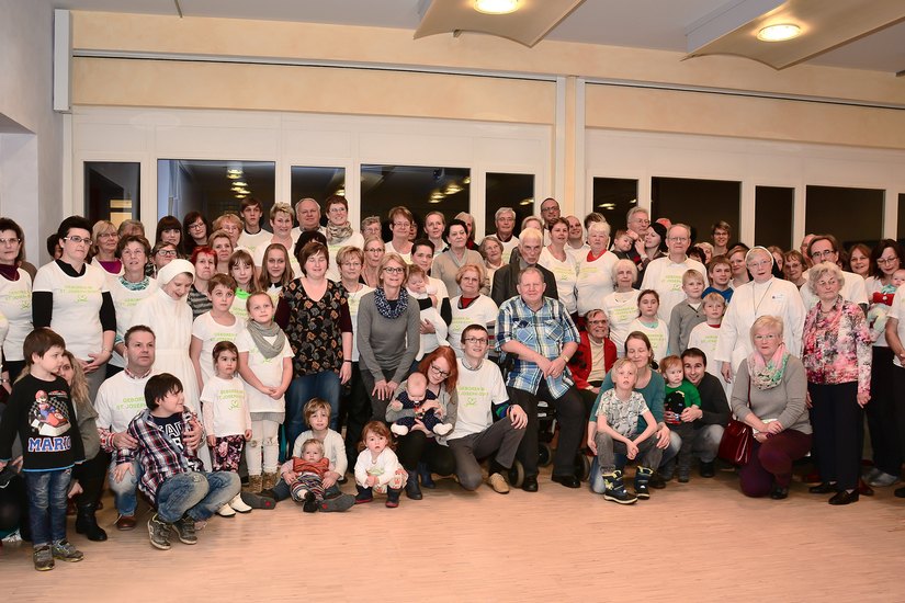 Gruppenfoto der 120 Gäste. Foto: St. Joseph-Stift