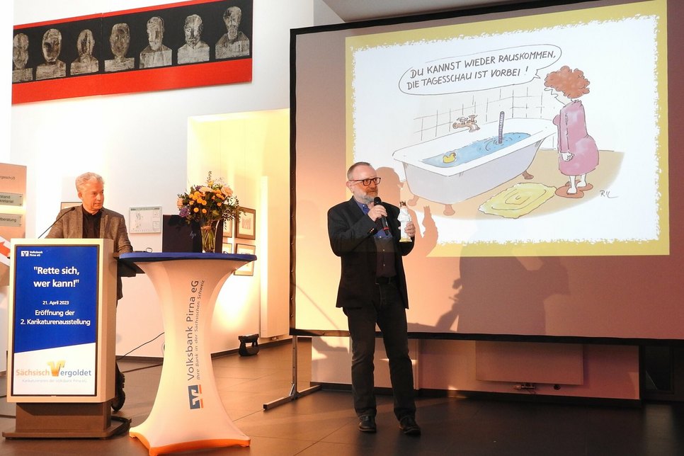 Der Wettbewerbssieger Lutz Richter (re.) bekommt von Peter Ufer (Galerie Komische Meister Dresden) die Porzellan-Trophäe überreicht.                                 Foto: R. Rink