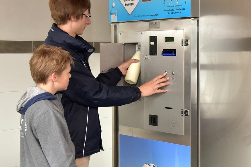 Milchzapfstelle Lühmann beim Milchzapfen. Foto: @spreewaldverein