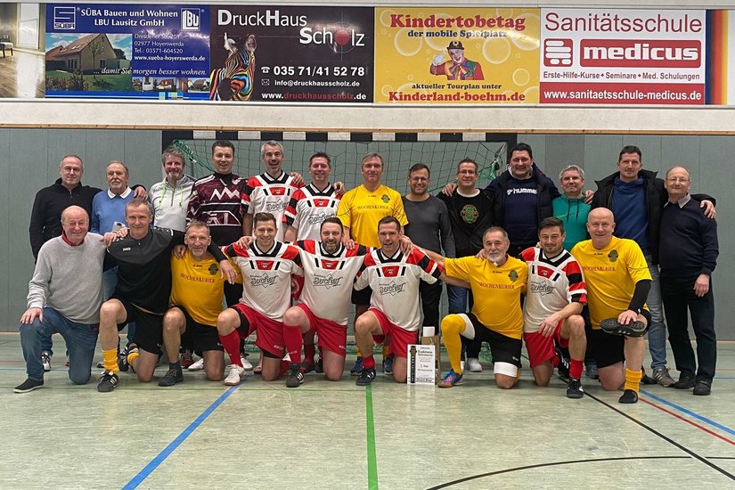 Erstmals schickte der Gastgeber mit Aktivist Schwarze Pumpe (gelb) und dem FSV Hoyerswerda (weiß) gleich zwei Mannschaften ins Turnier.