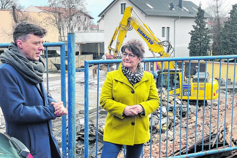 Bürgermeister Markus Renner und Schulleiterin Heike Zimmer freuen sich über die Fortschritte bei der Beräumung der Fläche für die neue Sporthalle des Franziskaneums. An der Ludwig-Richter-Straße soll bald gebaut werden.