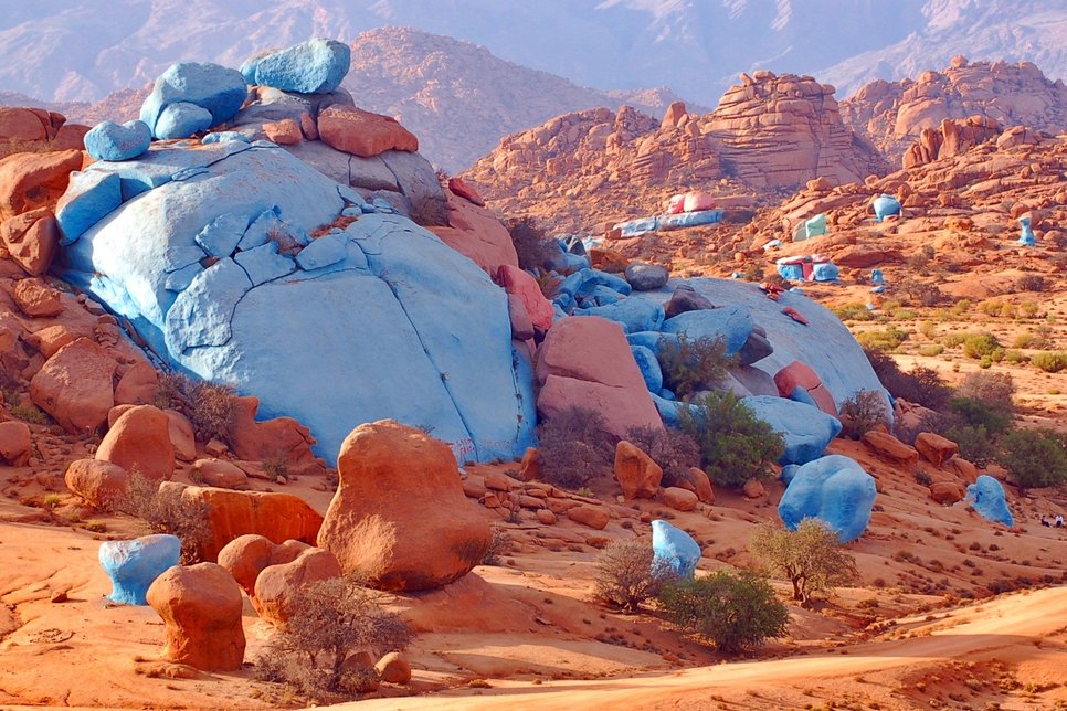 Bunte Felsen mitten auf einer Hochebene bei Tafraoute (Marokko).