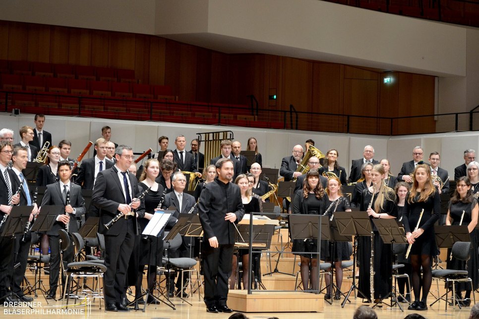 Die Dresdner Bläserphilharmonie unter der Leitung von Andrea Barizza spielt beim großen Sommer-Open-Air-Konzert in Elsterwerda am 2. Juli auf dem Elsterschloss-Areal zusammen mit Talenten der Kreismusikschule »Gebrüder Graun«.