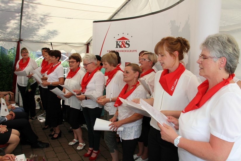 Der K&S-Chor aus Lübben brachte sich während der Jubiläumsfeier mit einem Lied in das programm ein. Foto: sts