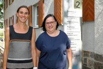 Ines Hofmann, Geschäftsführerin der Krankenhausakademie, und Ulrike Holtzsch, Geschäftsführerin des Städtischen Klinikums Görlitz, erklären ihr »Projekt«, mit dem sie dem Problem Fachkräftemangel beikommen wollen.
