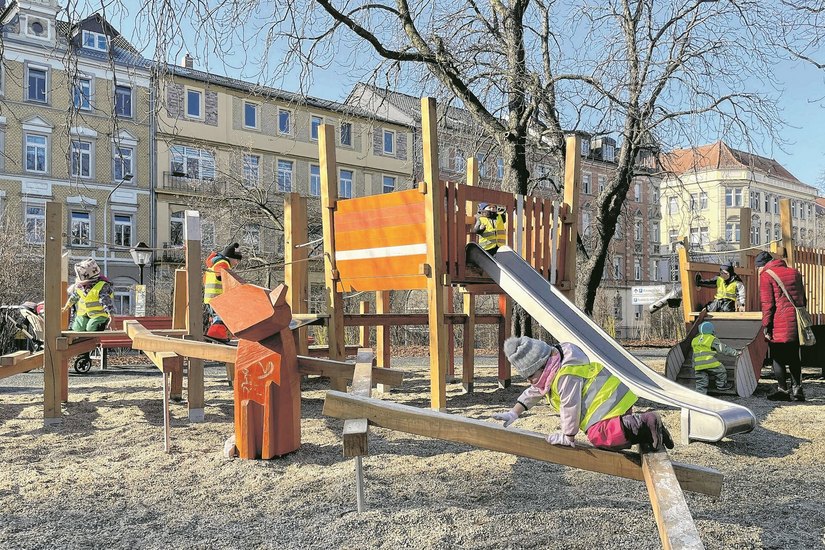 Der neue Abenteuerspielplatz am Puschkinplatz wird von vielen Kindern rege bespielt.