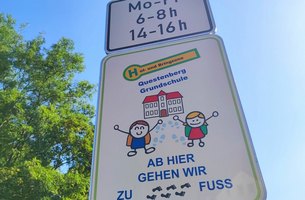 Mit dem neuen Schild wird auf die Hol- und Bringezone an der Ecke Rauhentalstraße/ Wasserweg hingewiesen. | Foto: Stadt