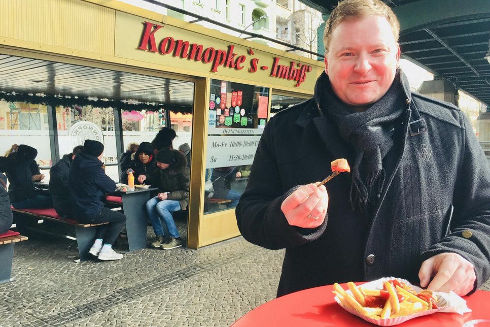 Die beliebte Currywurst am Berliner Konnopke-Imbiß – der Sportplatz in Groß Döbbern soll nach dem berühmten Wurstmaxe benannt werden. Foto: privat