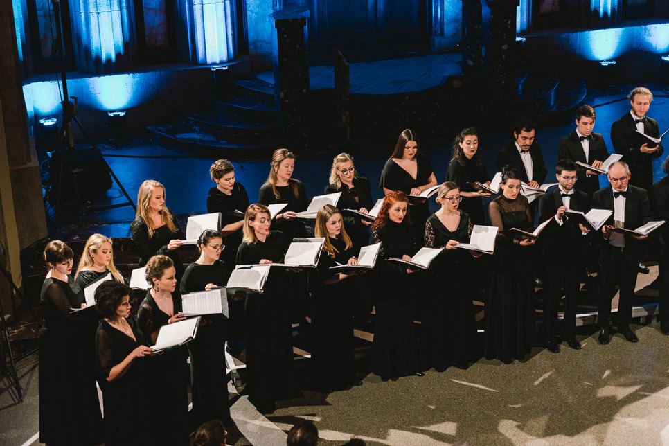 Der Chor der Europaakademie Görlitz präsentiert am Denkmaltag ein A-Cappella-Konzert auf dem Balkon von Schloss Altdöbern. Foto: Paul Glaser