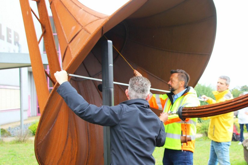 Die öffentlich bestellten Vermessungsingenieure Andre Knott und Heiko Zscheile bestätigen die Maße des Riesenhorns: Der Ton muss einen Weg von 11,74 Meter zurücklegen.