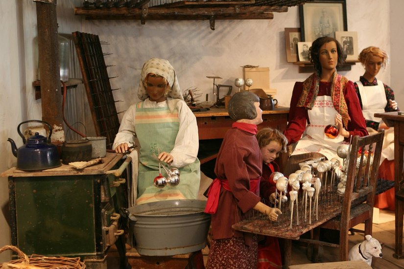Typisch war Heimarbeit für die Glasbläserei, wo die gesamte Familie mitmachen musste. Meist spielte sich das in den Küchen der armen Familien ab.