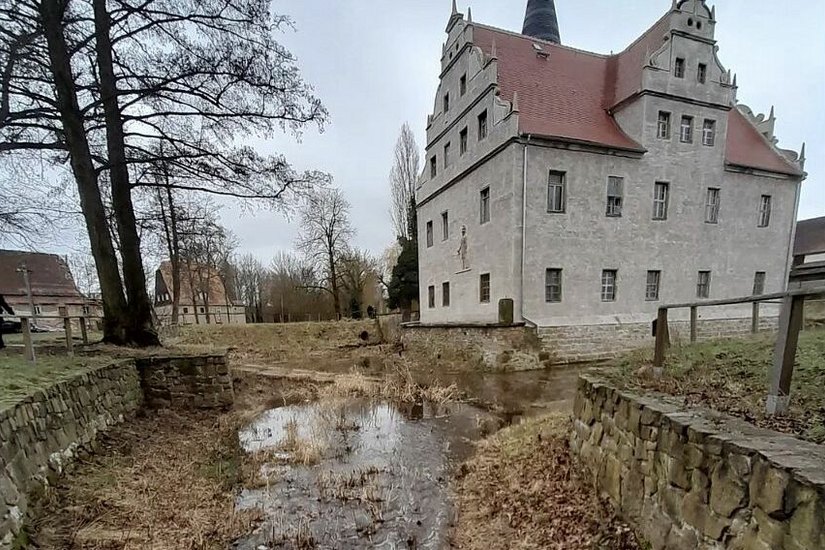 Das Wasserschloss Oberau bekommt sein Wasser zurück.