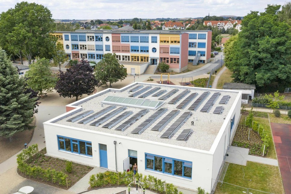 So sieht die neue Photovoltaikanlage der Weinböhlaer Grundschule aus der Vogelperspektive aus. Fotos: ENSO/Lutz Weidler