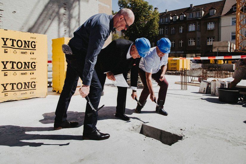 Am vergangenen Donnerstag wurde der Grundstein für ein neues Mehrfamilienhaus der Gebäudewirtschaft Cottbus gelegt. Fotos: GWC