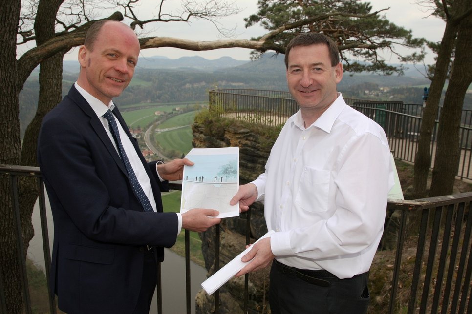 Dr. Matthias Haß (li.) und Jens Michel präsentieren das neue Projekt der Aussichtsplattform auf der Bastei.   Foto: D. Förster