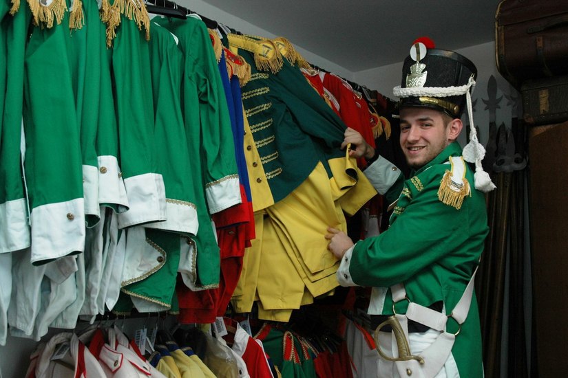 Nicht nur Uniformen aus der Zeit des Siebenjährigen Krieges haben Kenny Jäckel und seine Vereinsmitstreiter im Bischofswerdaer Kleiderfundus parat – rund 3.500 Kostüme aller möglichen Zeitepochen stehen dort nicht nur Faschingsfreunden zur Verfügung. Foto: Hache