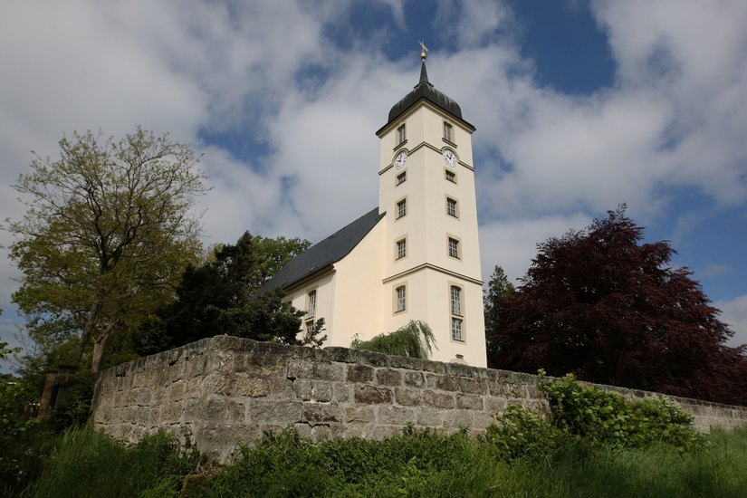Die Dorfkirche Papstdorf bekommt wieder eine Taufglocke – nach 75 Jahren. Das wird natürlich gefeiert. Foto: D. Förster