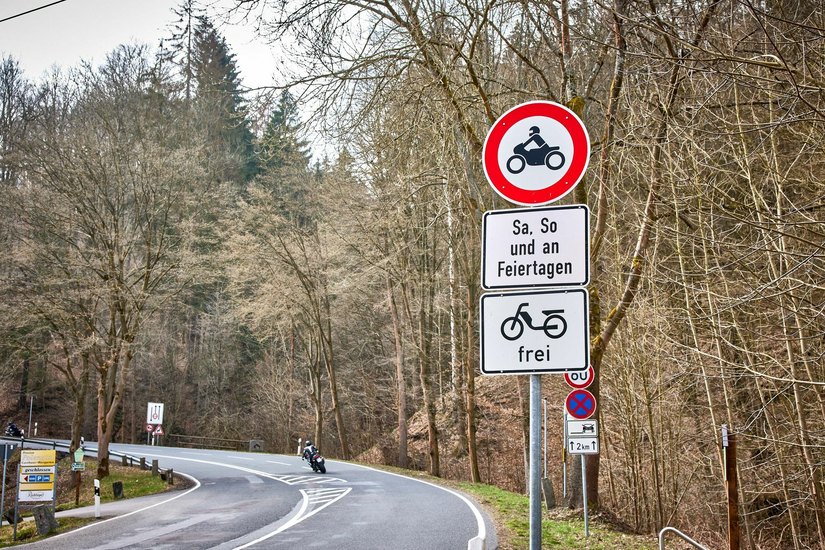 Schilder an der S165 informieren über das Fahrverbot für Motorräder. Foto: Marko Förster