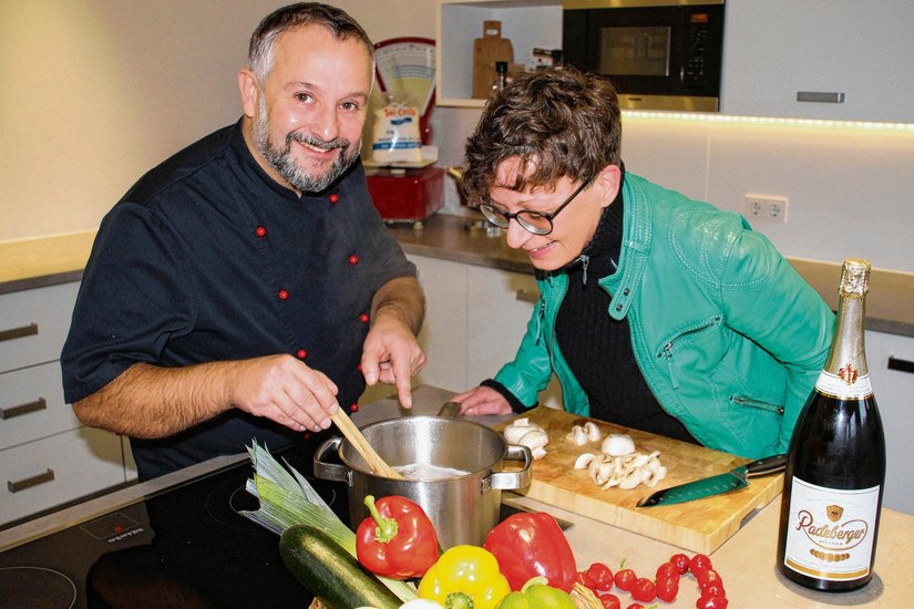 Kochprofi Frank Steinbach und Mit-Veranstalterin Claudia Volke freuen sich auf die Gewinner-Paare. Foto: Radeberger