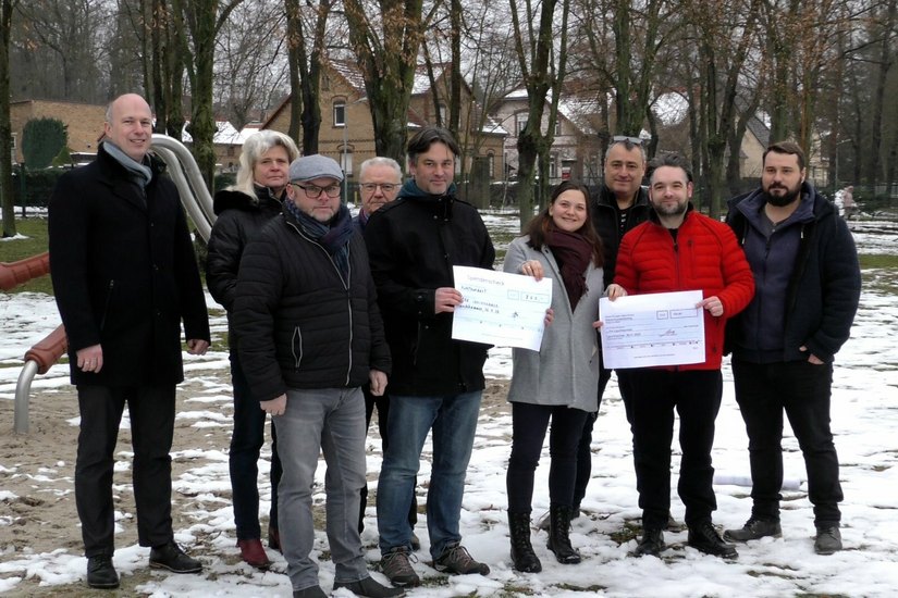 Zwei Spenden in Höhe von insgesamt 1.570 Euro konnte die neue Bürgerinitiative, im Beisein von Bürgermeister Mirko Buhr, bereits entgegennehmen.