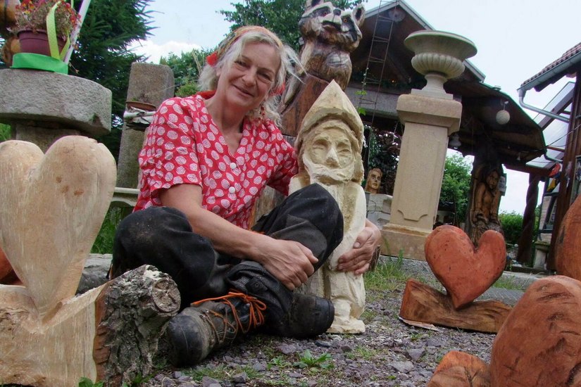 In diesem Jahr lädt die Kettensägenkünstlerin Karen Hobelsberger wieder zu ihrem Sommerfest auf ihren Kunsthof ein.