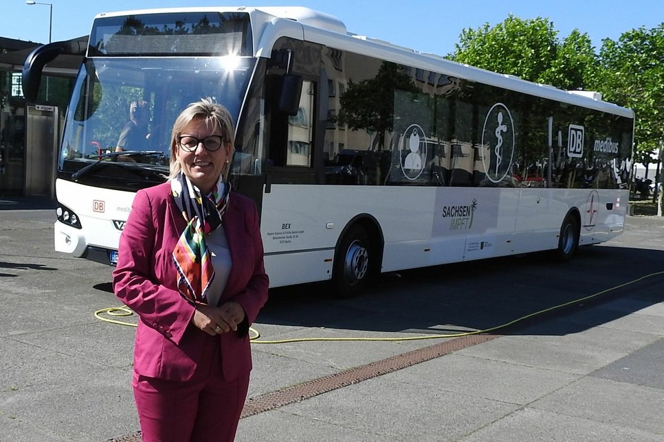 Sozialministerin Barbara Klepsch vor dem neuen Medibus, der aktuell noch als Impfbus durch Sachsen rollt. Ab 2020 könnte der Bus als 