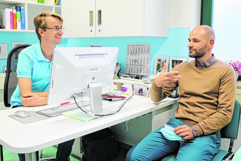 Paul Jesche (links) im Gespräch mit Christian Kühne zum geplanten Umzug und der Reha-Erweiterung. Foto: HOY-REHA GmbH