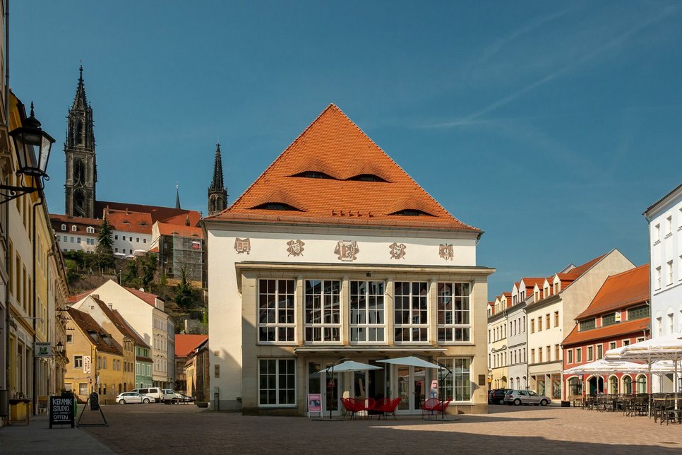 Theater Meißen – direkt neben dem WochenKurier-Büro (r.) – am neuen Theaterplatz.   Foto: Geyer