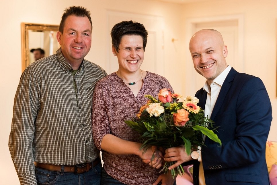 Tobias Muschalek (Geschäftsführer Fördergesellschaft Gartenbau Sachsen mbH, re.) gratuliert dem Brautpaar Mandy Meirich und Markus Schmidt (li.) zum Gewinn. Foto: PR