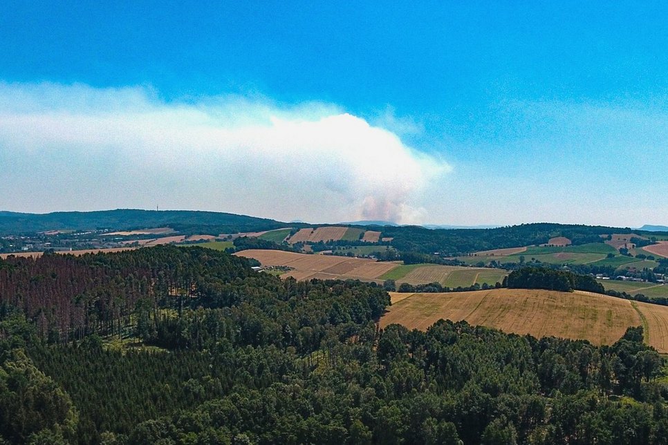 Ein Luftbild über Rückersdorf bei Neustadt/Sachsen zeigt, die Rauchschwarde zieht in Richtung Ostsachsen.
