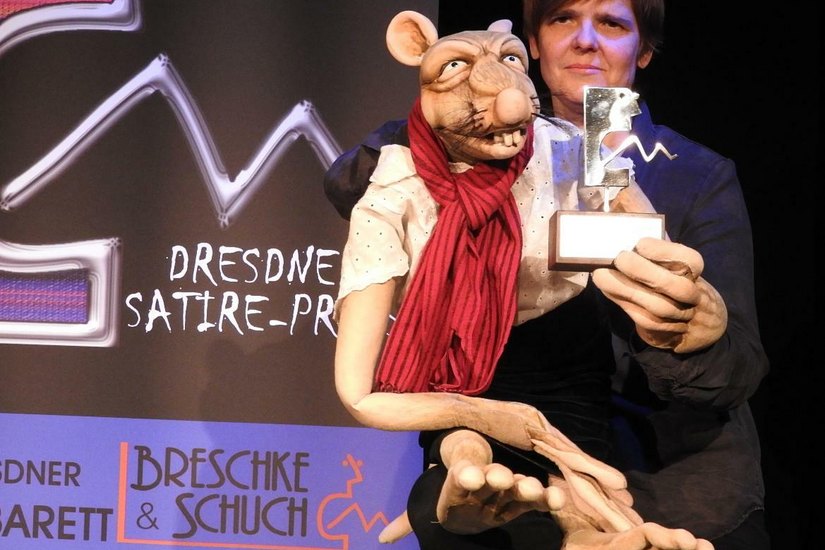 Cornelia Fritzsche mit Ursula von Rätin, Gewinnerin des 3. Dresdner Satirepreis 2016