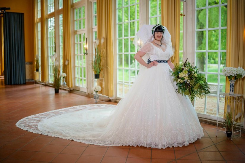 Das rund 20.000 Euro teure Hochzeitskleid der Spreewälder Modedesignerin im Lübbenauer Schloss. Foto: Gwiszcz
