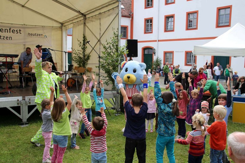 Auch vor der Bühne sorgte Entertainer Heiko Harig zum Kloster- und Familienfest im vergangenen Jahr für gute Laune. Die große Wiese auf dem Klostergelände lädt Kinder geradezu zum Spielen ein. (Foto: csb)