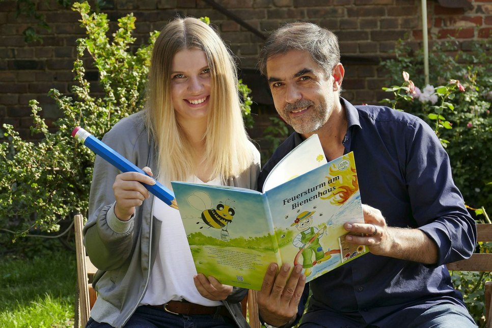 Mary Winter und Sven Gückel mit dem neuen Kinderbuch „Feuersturm am Bienenhaus“. Foto: Stefanie Kammer