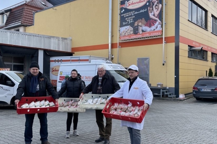 Die Stollen wurden am 8. Dezember am Firmensitz der Bäckerei in Löbau übergeben. Foto: Bäckerei Schwerdtner