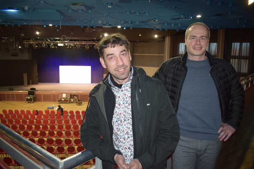 Der Intendant des Sorbischen National-Ensemble, Tomas Kreibich-Nawka, sowie Stefan Zuschke in Funktion als Öffentlichkeitsmitarbeiter, unterstützen das Benefizkonzert.