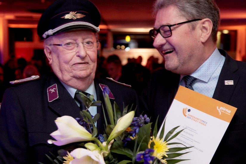 Rudi Hippe (li.) erhielt aus den Händen des Oberbürgermeisters den Ehrenamtspreis der Stadt Pirna.